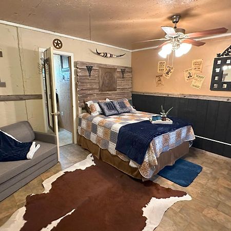 Acorn Hideaways Canton Rustic Old West Frontier Suite ภายนอก รูปภาพ