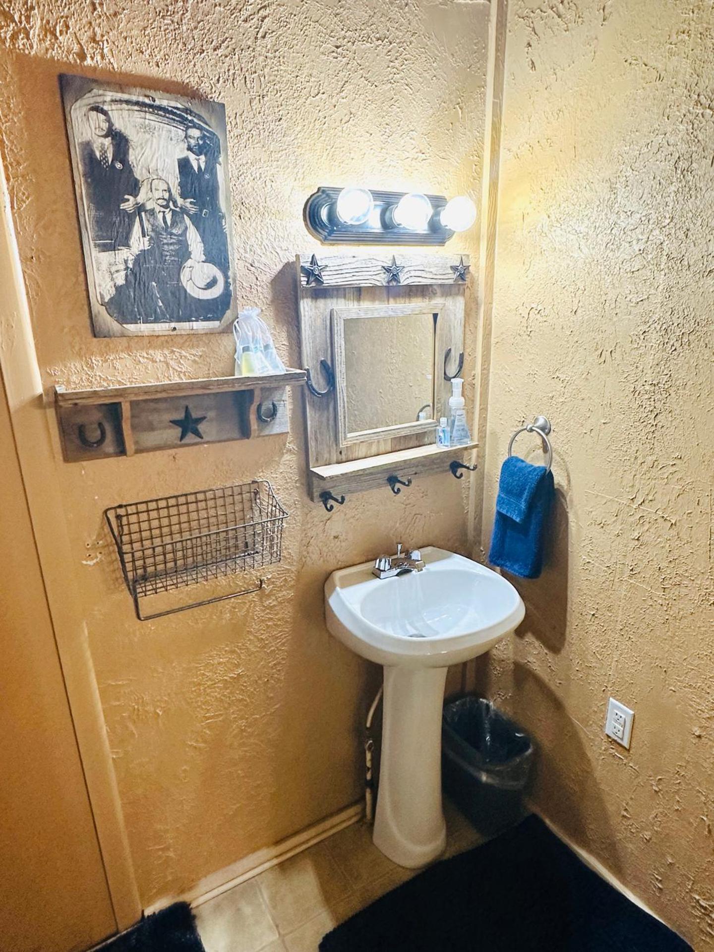 Acorn Hideaways Canton Rustic Old West Frontier Suite ภายนอก รูปภาพ
