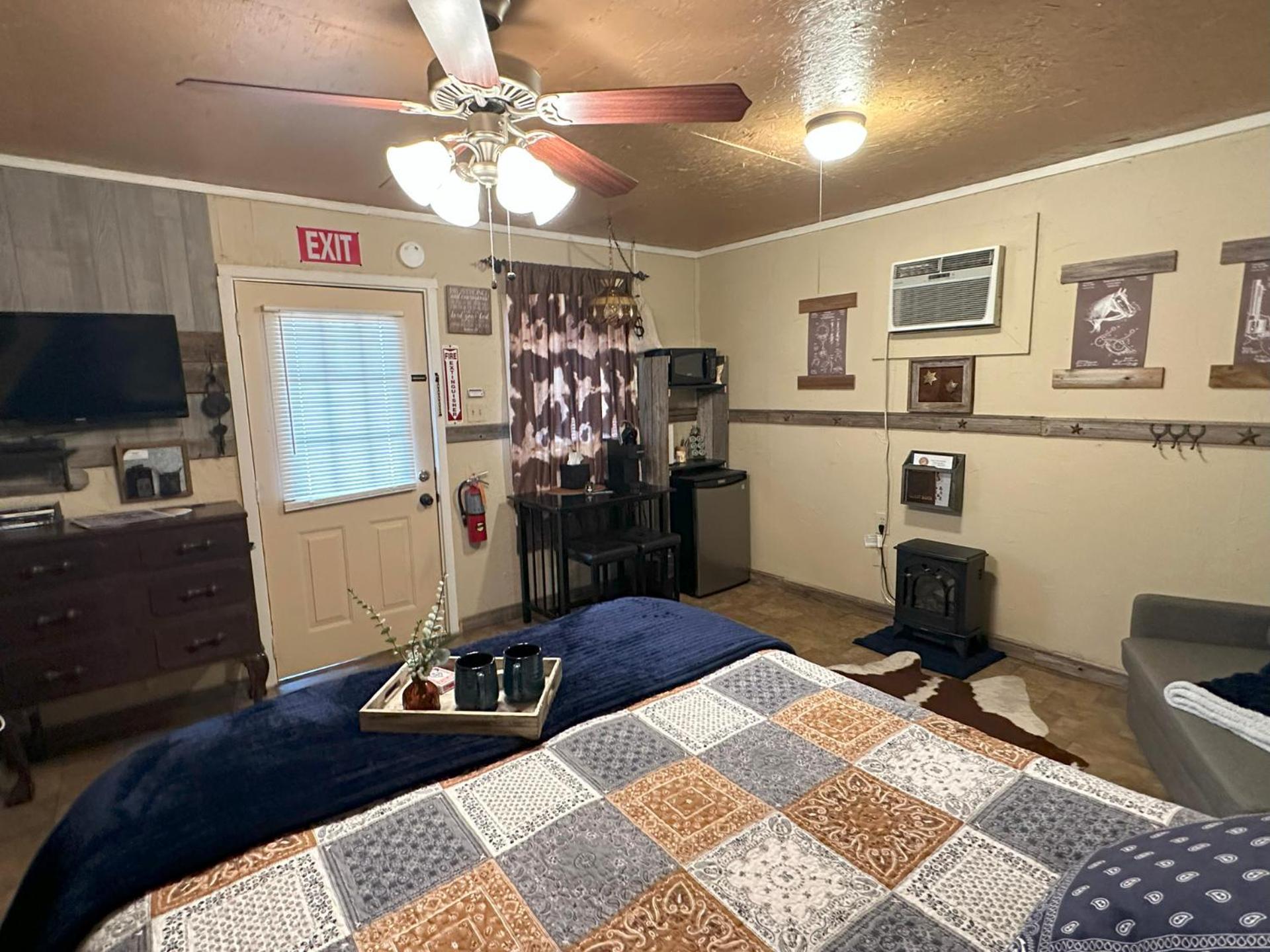 Acorn Hideaways Canton Rustic Old West Frontier Suite ภายนอก รูปภาพ