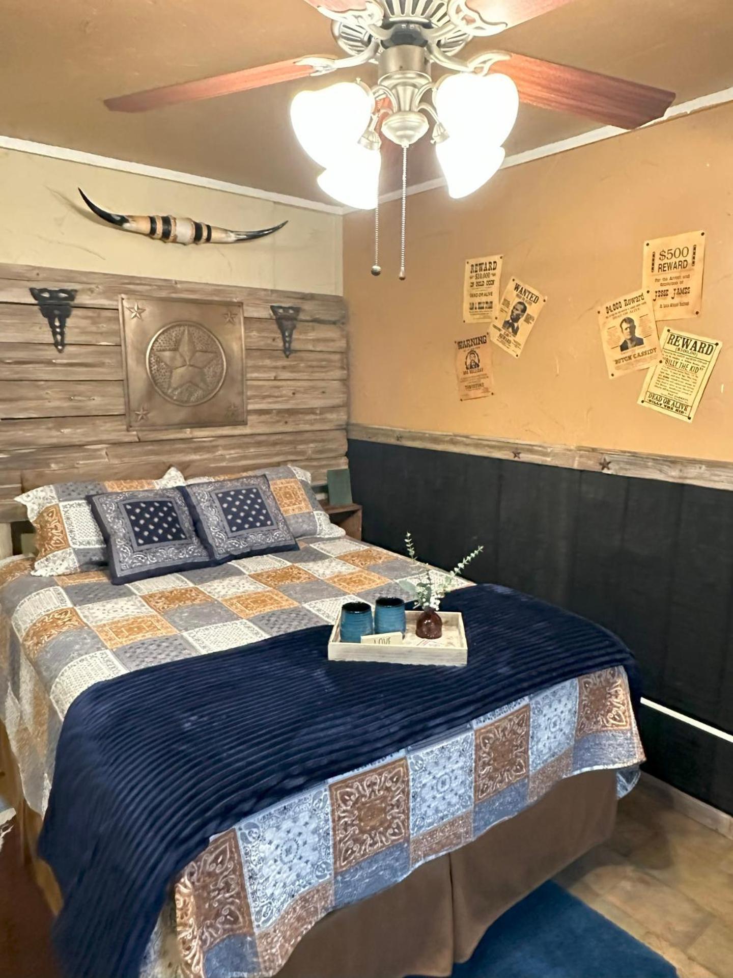 Acorn Hideaways Canton Rustic Old West Frontier Suite ภายนอก รูปภาพ