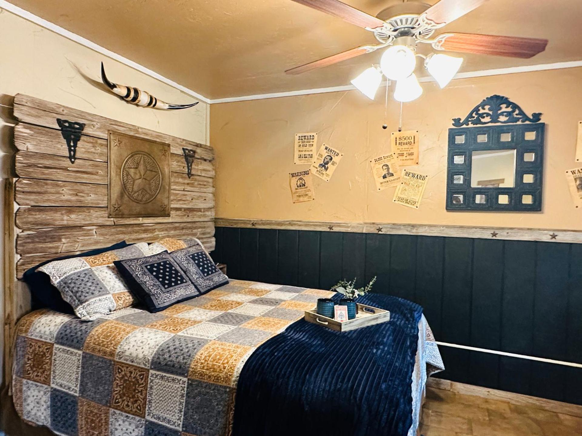 Acorn Hideaways Canton Rustic Old West Frontier Suite ภายนอก รูปภาพ