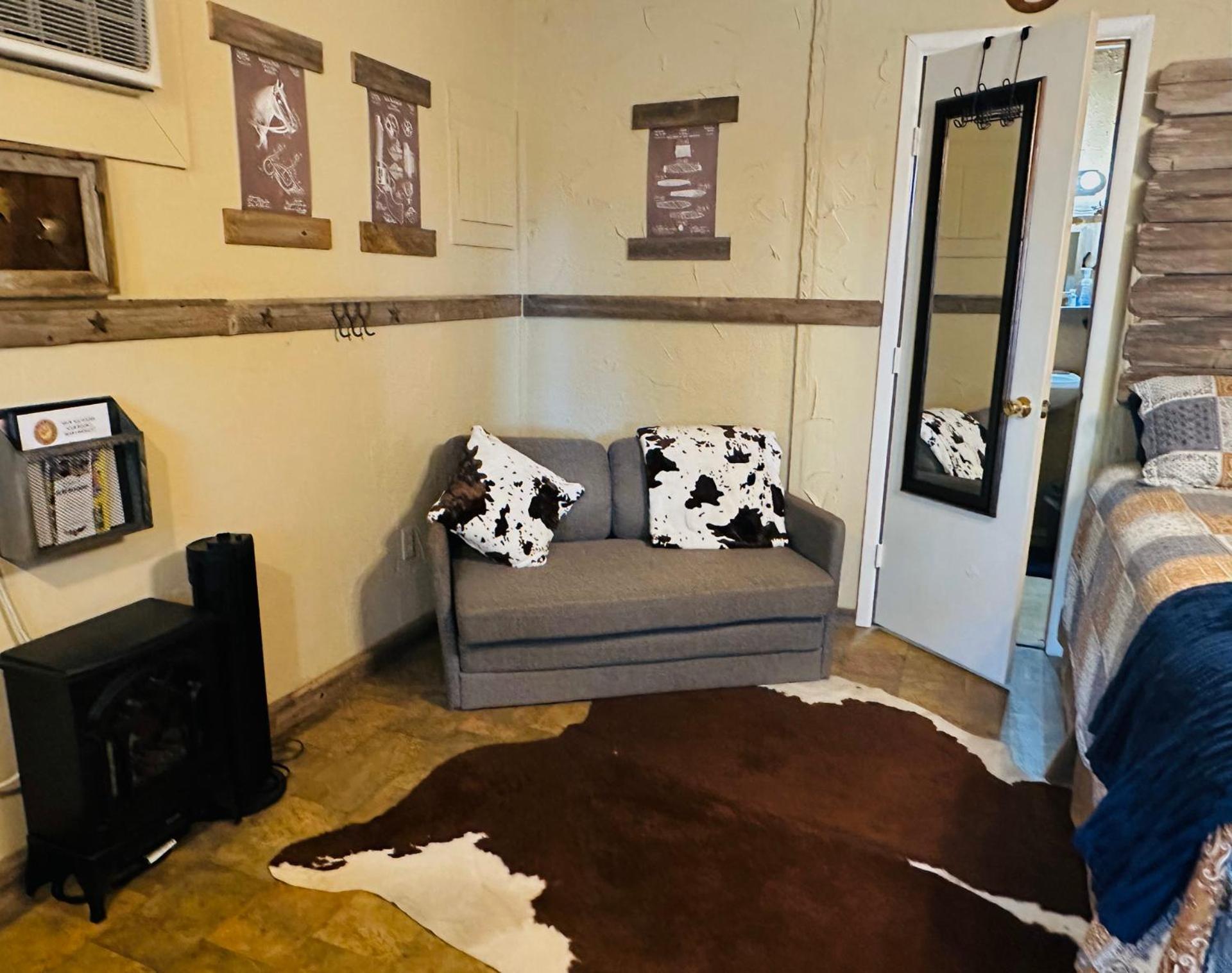 Acorn Hideaways Canton Rustic Old West Frontier Suite ภายนอก รูปภาพ