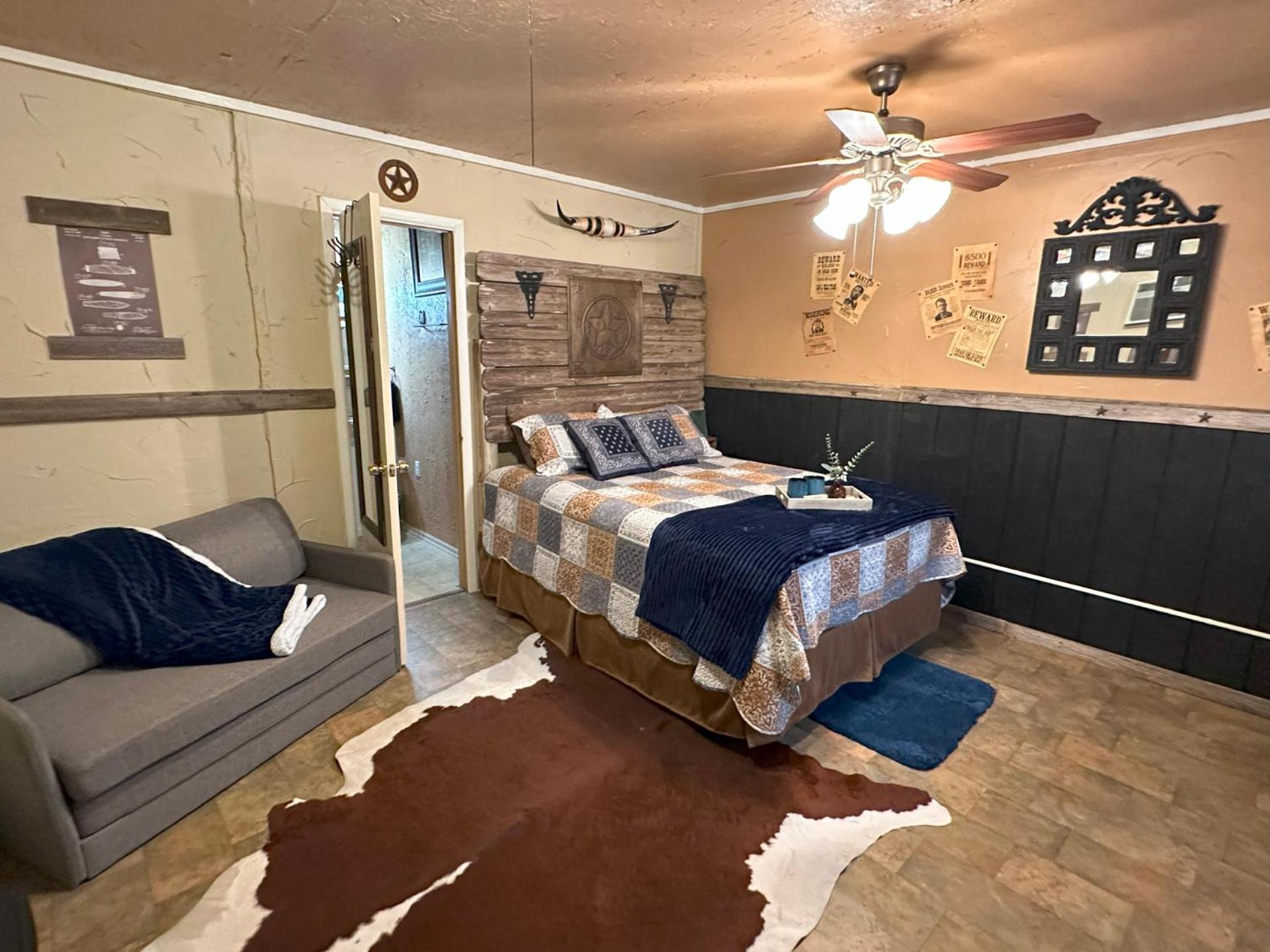 Acorn Hideaways Canton Rustic Old West Frontier Suite ภายนอก รูปภาพ